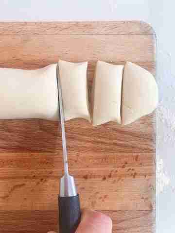 آٹے کو 4 ٹکڑوں میں کاٹنا