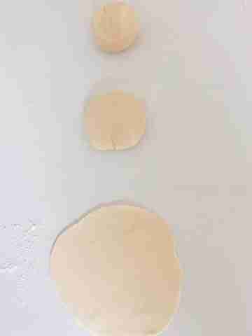 آٹے کو اپنے غالب ہاتھ سے رولنگ پن سے رول کریں، اسے اپنے غیر غالب ہاتھ سے موڑ دیں۔